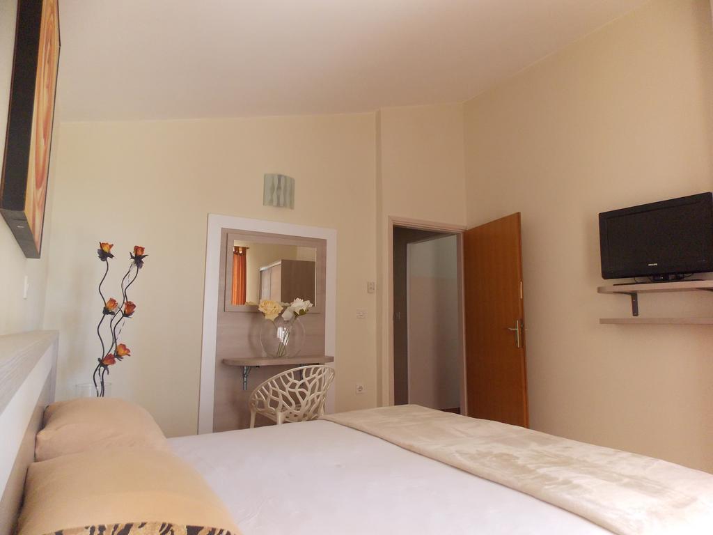 Apartmani Adriatic Ana 诺瓦利娅 外观 照片