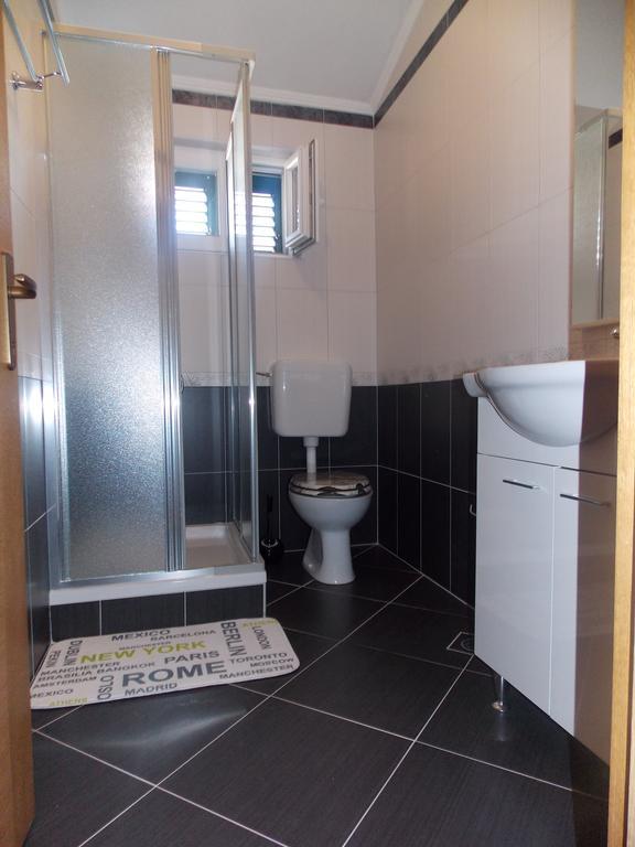 Apartmani Adriatic Ana 诺瓦利娅 外观 照片