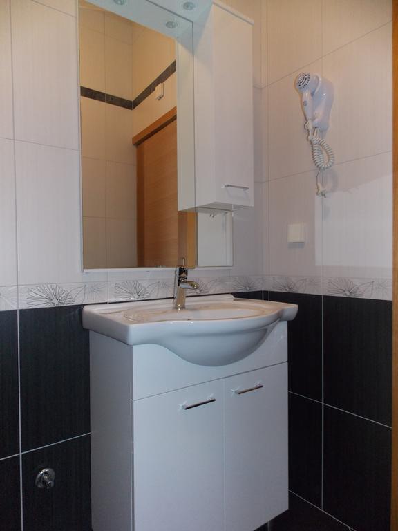 Apartmani Adriatic Ana 诺瓦利娅 外观 照片