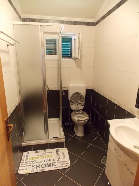 Apartmani Adriatic Ana 诺瓦利娅 外观 照片